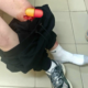 Кровоточащая травма колена у сидящего человека, часть раны скрыта цензурой
