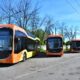 Оранжево-жёлтые троллейбусы «Синара» на площадке под контактной сетью