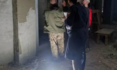 Приставы осматривают бомбоубежище с обвалившейся штукатуркой и строительным мусором