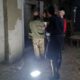 Приставы осматривают бомбоубежище с обвалившейся штукатуркой и строительным мусором