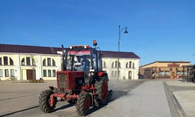 Трактор проводит уборку пешеходного центра на городской площади
