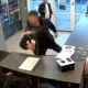 Мужчина распыляет жидкость у стойки в вейпшопе