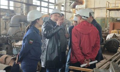 Сотрудники в касках осматривают оборудование котельной в Рыбинске