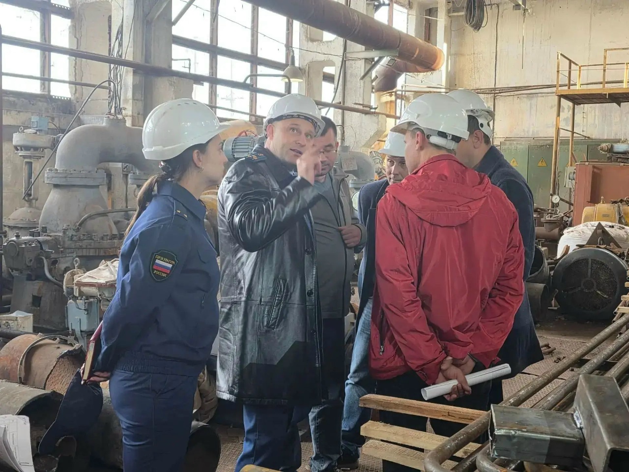 Сотрудники в касках осматривают оборудование котельной в Рыбинске
