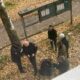 Сотрудники полиции беседуют с группой людей у информационного стенда осенью
