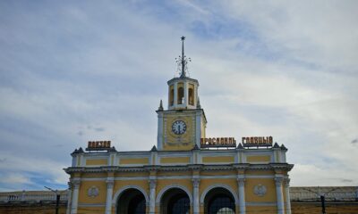 Фасад вокзала Ярославль-Главный с часовой башней