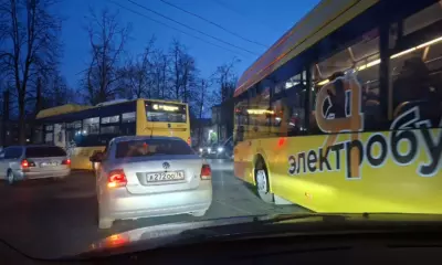 Пробка из автомобилей и жёлтых электробусов у Юбилейного парка в Ярославле