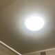 Капли воды на потолке подвала рядом с включённым светильником